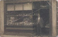 Willaim Hurt - outside Shop (Thumbnail).jpg (6826 bytes)